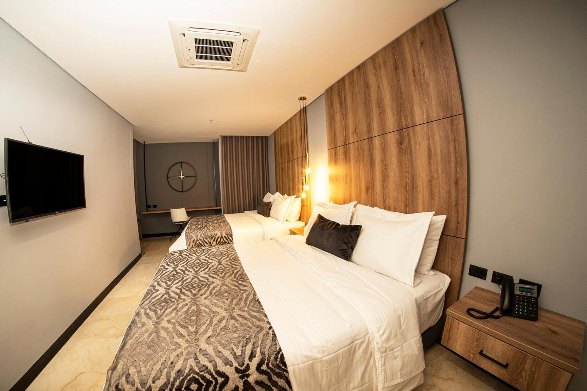 Hotel Cavalta Medellín Esterno foto A room at the hotel